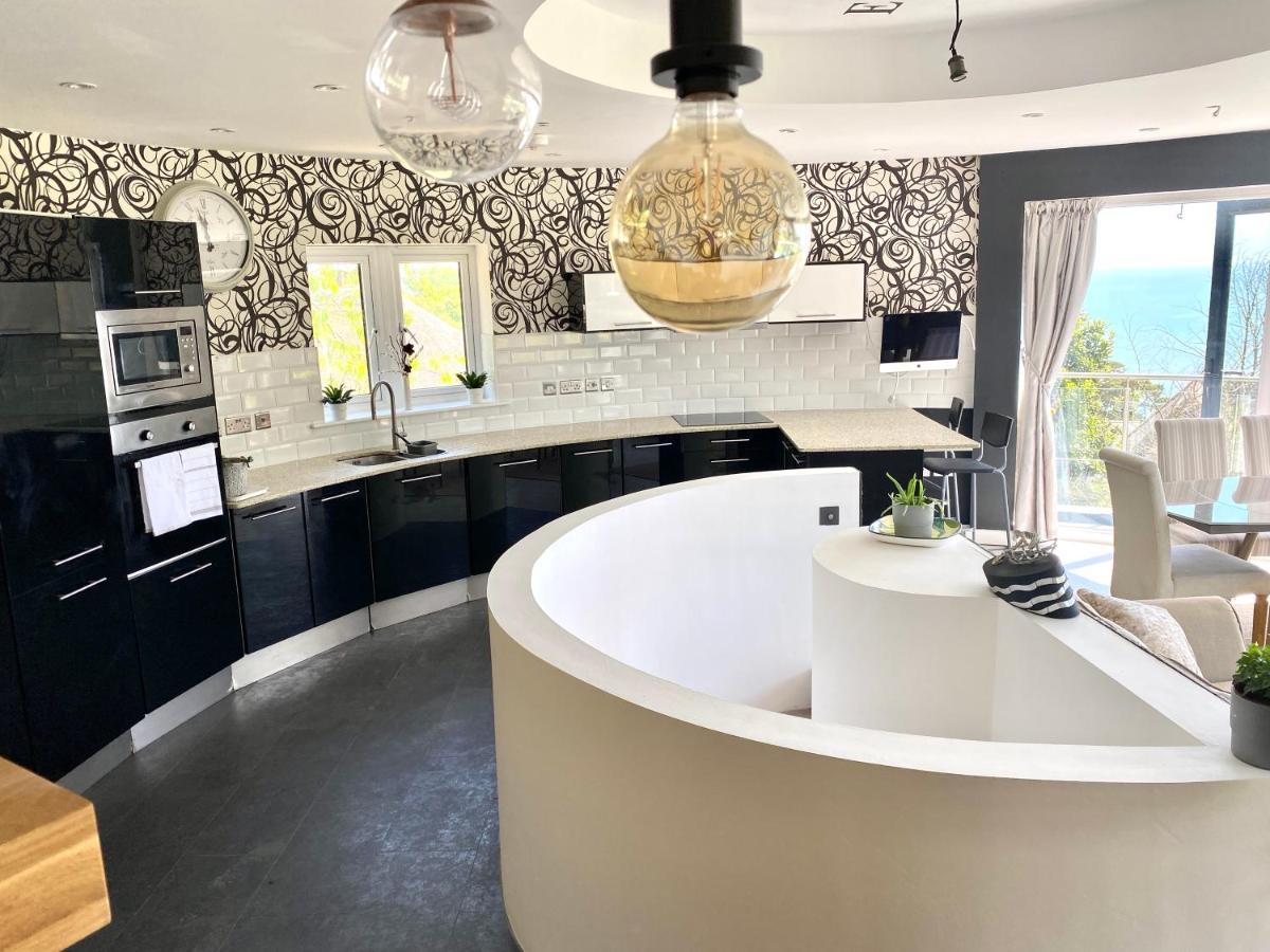 One Of The Best Properties In Lyme! Breathtaking Views Across The Whole Bay. 3 Stories With 2 Tier Veranda Around The Property. Sleeps 6 Lyme Regis Buitenkant foto