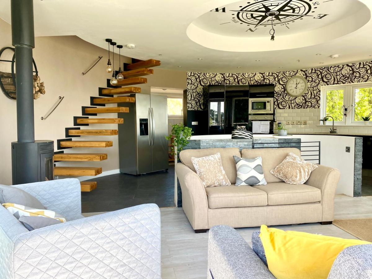 One Of The Best Properties In Lyme! Breathtaking Views Across The Whole Bay. 3 Stories With 2 Tier Veranda Around The Property. Sleeps 6 Lyme Regis Buitenkant foto